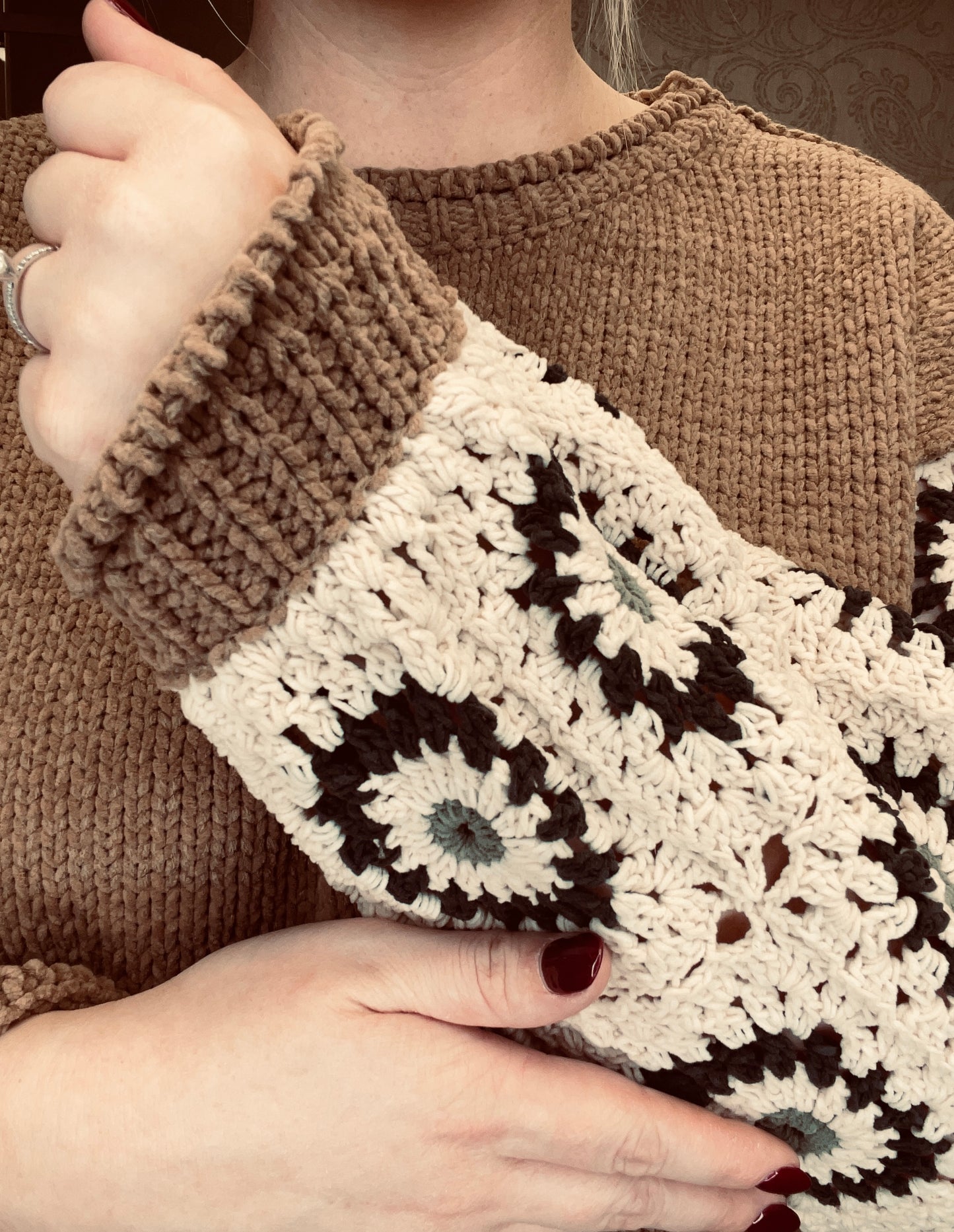 CONTRAST SLEEVE SWEATER