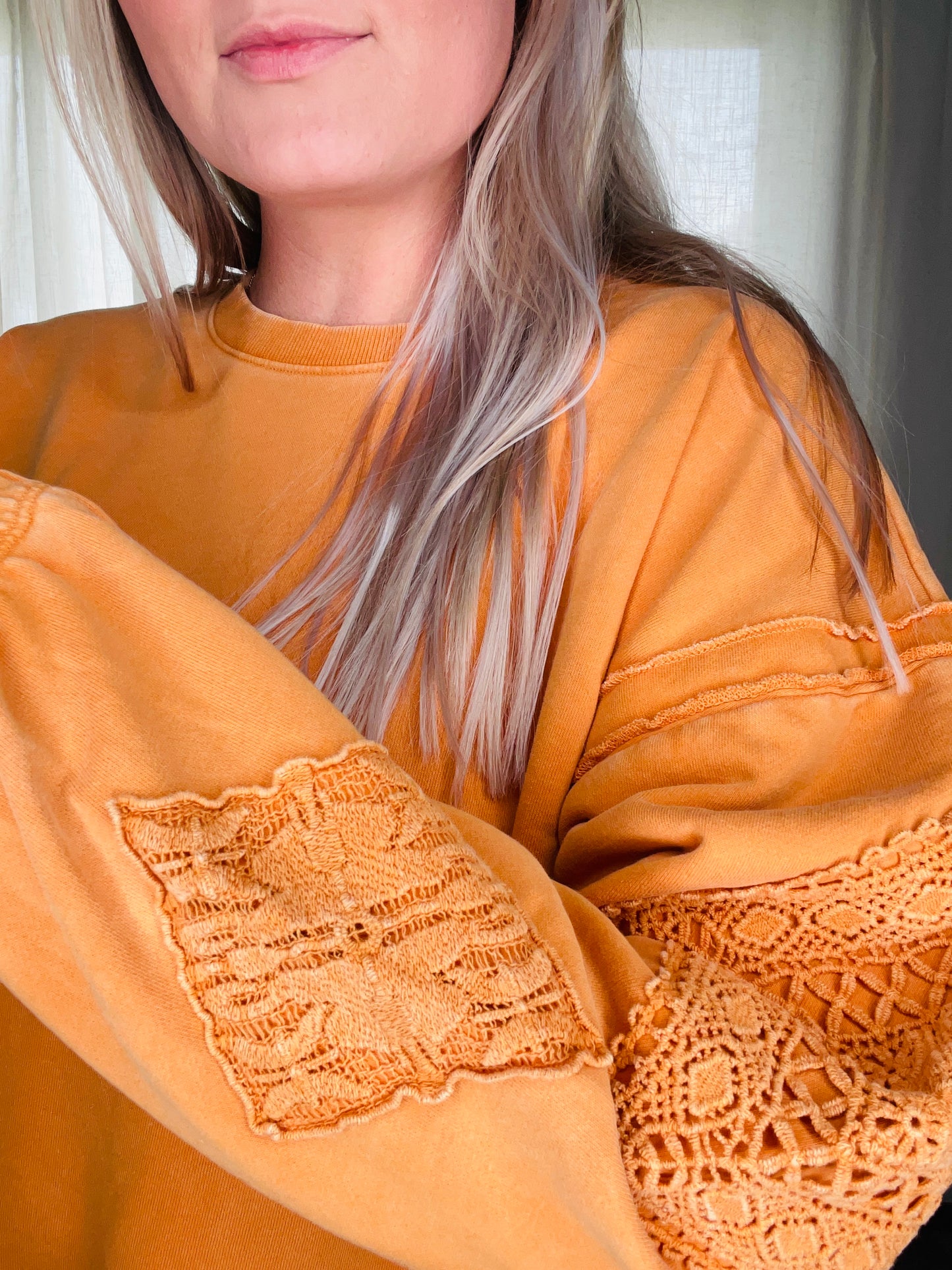 TRIBAL: CREW NECK APPLIQUÉ DTL SWEATER