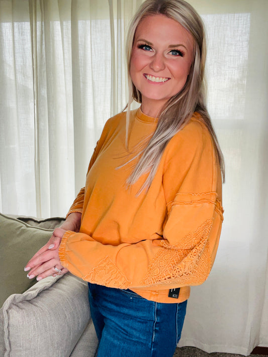 TRIBAL: CREW NECK APPLIQUÉ DTL SWEATER